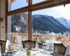Restaurace s výhledem na zasněžené hory.
