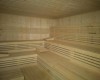 Dřevěná sauna s lavicemi na sezení.