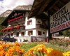 Hotel Gardenia s květinovou výzdobou a horskou scenérií v pozadí.