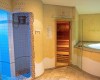 Wellness prostory s parní sprchou, saunou a vířivkou.  