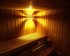 Dřevěný interiér sauny osvětlený teplým světlem.