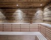 Moderní sauna s dřevěnými stěnami a lavicemi.