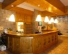 Recepce s dřevěným pultem a zavěšenými lampami.
