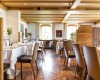 Elegantní restaurace s dřevěným interiérem a prostřenými stoly.  