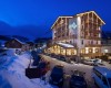 Hotel s osvětlením ve večerní horské vesnici.