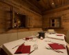 Stylový dřevěný interiér restaurace s připraveným stolem na fondue.