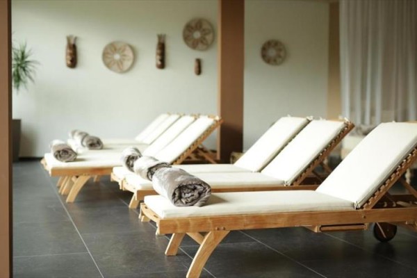 Lehátka s ručníky v moderní relaxační místnosti.