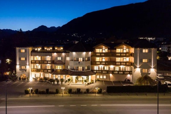 Osvětlený hotel ve večerní krajině.