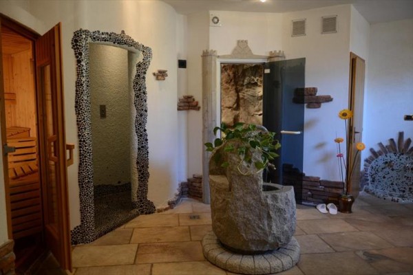 Luxusní wellness s kamennou výzdobou a saunou.