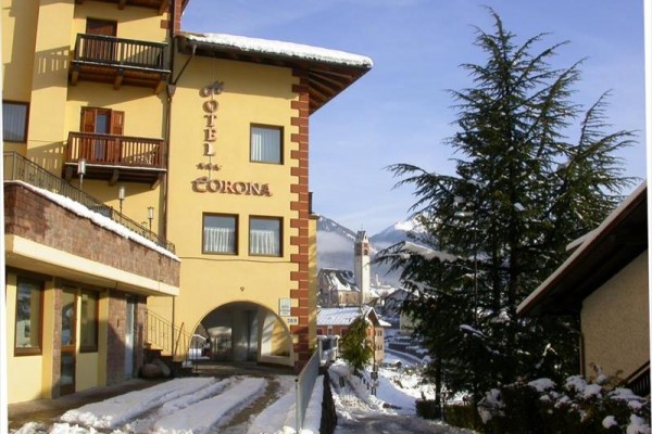 Budova hotelu s nápisem 