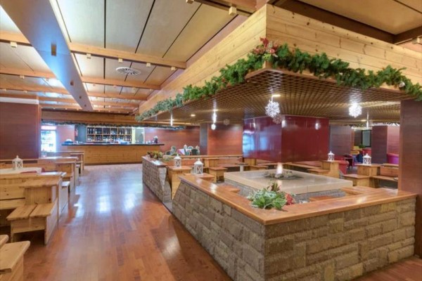 Interiér restaurace s dřevěným nábytkem a ozdobami.