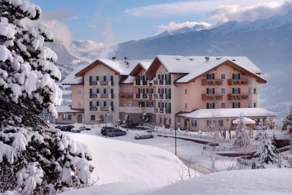 Hotel v zasněžené horské krajině.