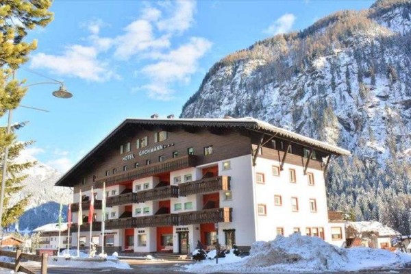 Hotel před zasněženými horami.
