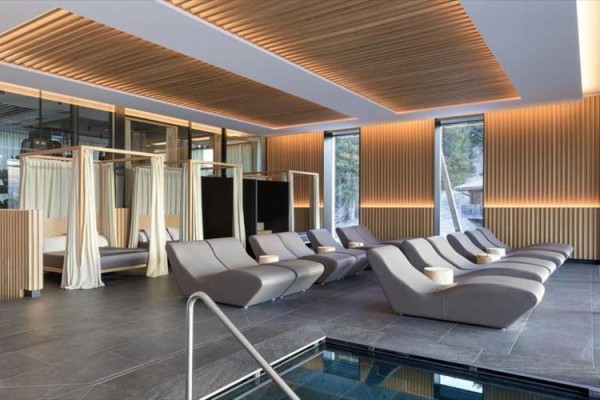 Relaxační místnost s lehátky a moderním designem.