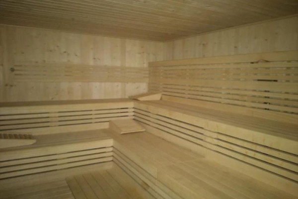 Dřevěná sauna s lavicemi na sezení.