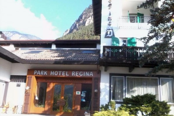 Vstup do Park Hotel Regina s horami v pozadí.  