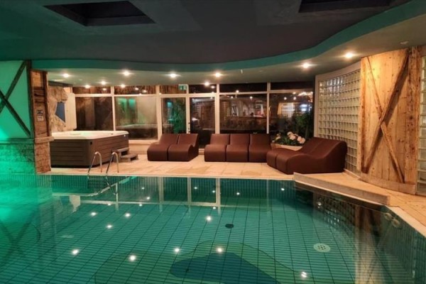 Luxusní wellness s bazénem a pohodlnými lenoškami.