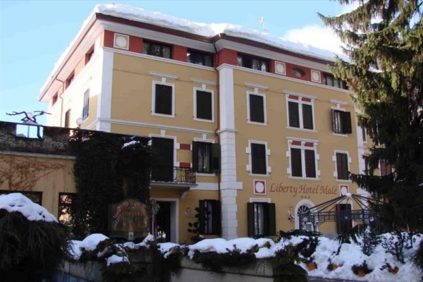 Budova hotelu s nápisem „Liberty Hotel Male“ ve sněhu.