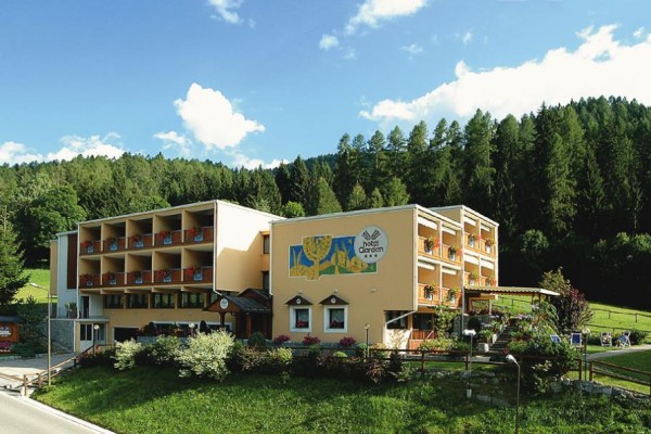 Hotel obklopený lesy a zelení.