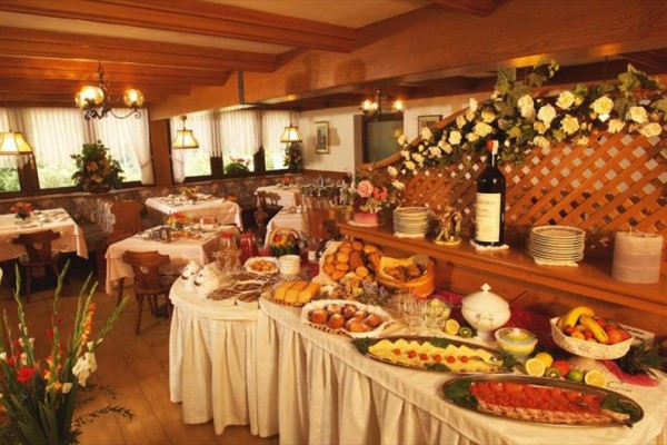 Bohatě prostřený stůl s jídlem v elegantní restauraci.