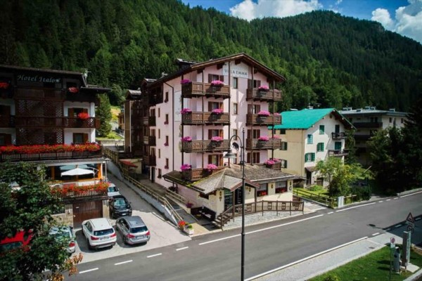 Hotel u silnice v horské oblasti s okolními stromy.