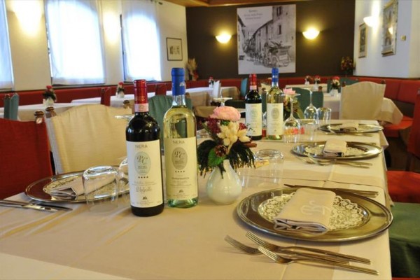 Modrý hotel s dřevěnými balkony během sněžení.