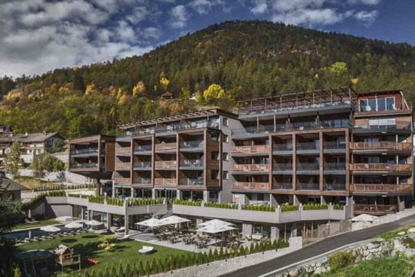 Moderní hotel u lesa na úpatí hory.