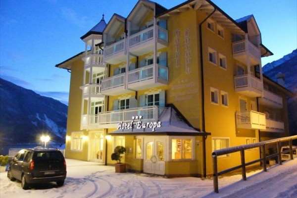 Hotel Europa v zimním horském prostředí při soumraku.