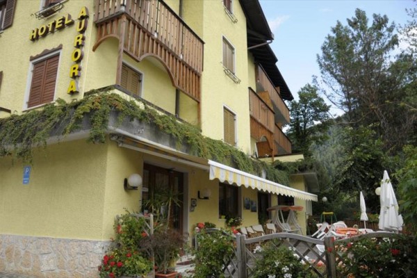 Žlutý hotel s nápisem 
