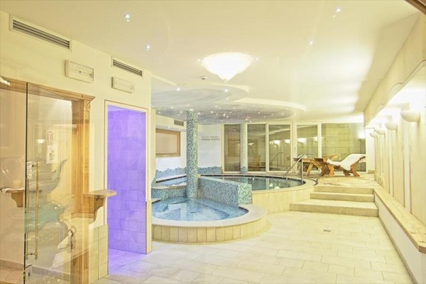 Moderní wellness centrum se dvěma vířivkami a lehátky.