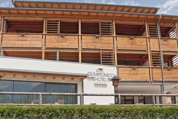 Hotel Olympionico s dřevěným balkónem a stěnami.