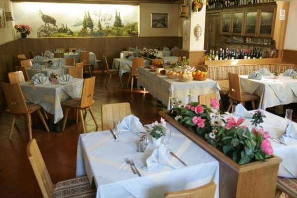Restaurace s prostřenými stoly a dekoracemi.