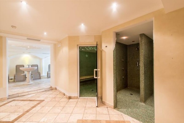 Wellness centrum s parní saunou a relaxační zónou.