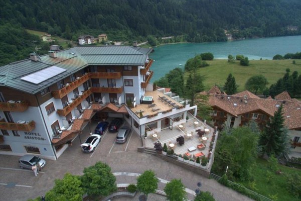 Hotel s výhledem na jezero a lesy.  