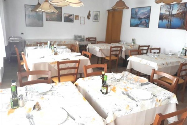 Restaurace se stoly připravenými na servírování.