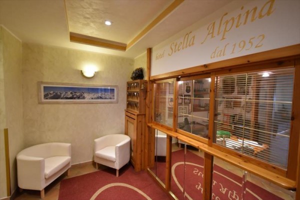 Vestibul hotelu s nápisem 