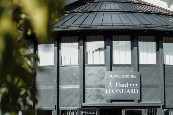 Budova hotelu Leonhard s nápisem o novém otevření.