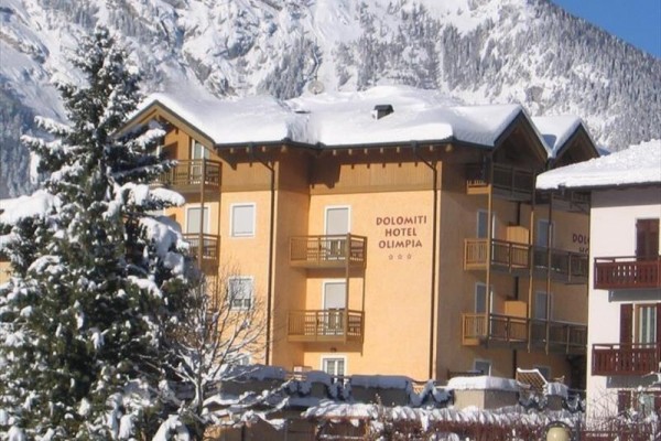 Hotel Dolomiti Olimpia ve zasněžené horské krajině.