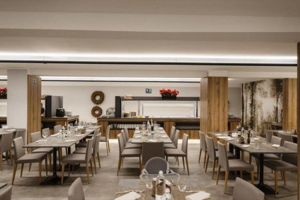 Moderní restaurace s elegantním nábytkem a decentní výzdobou.