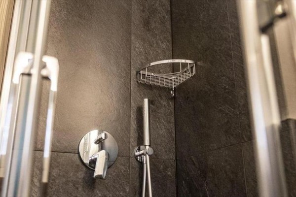 Jednoduchá moderní kuchyně s dřevěnými skříňkami, stolem a čtyřmi židlemi.